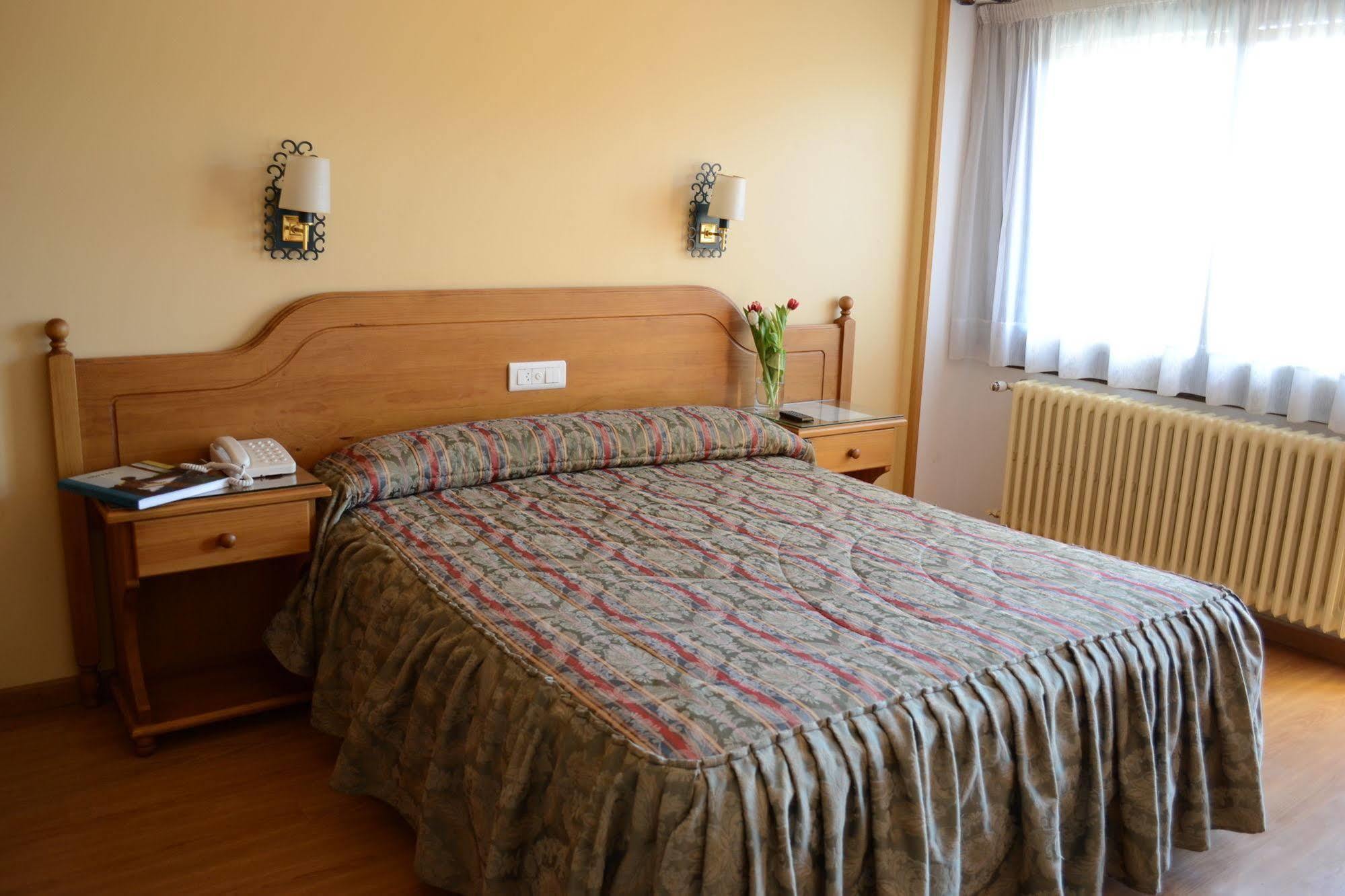 Hotel Mi Casa Sabinanigo Ngoại thất bức ảnh